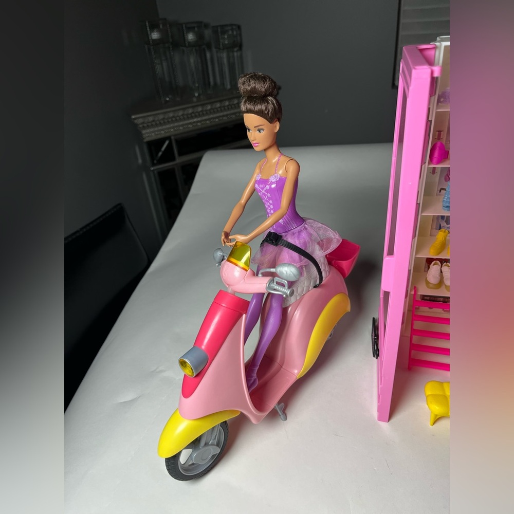 Ballerina barbie (closet and scooter not included) - Picture 2 of 3